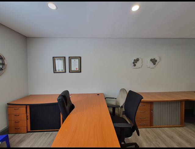 20M² OFFICE TO LET IN DUNKELD WEST